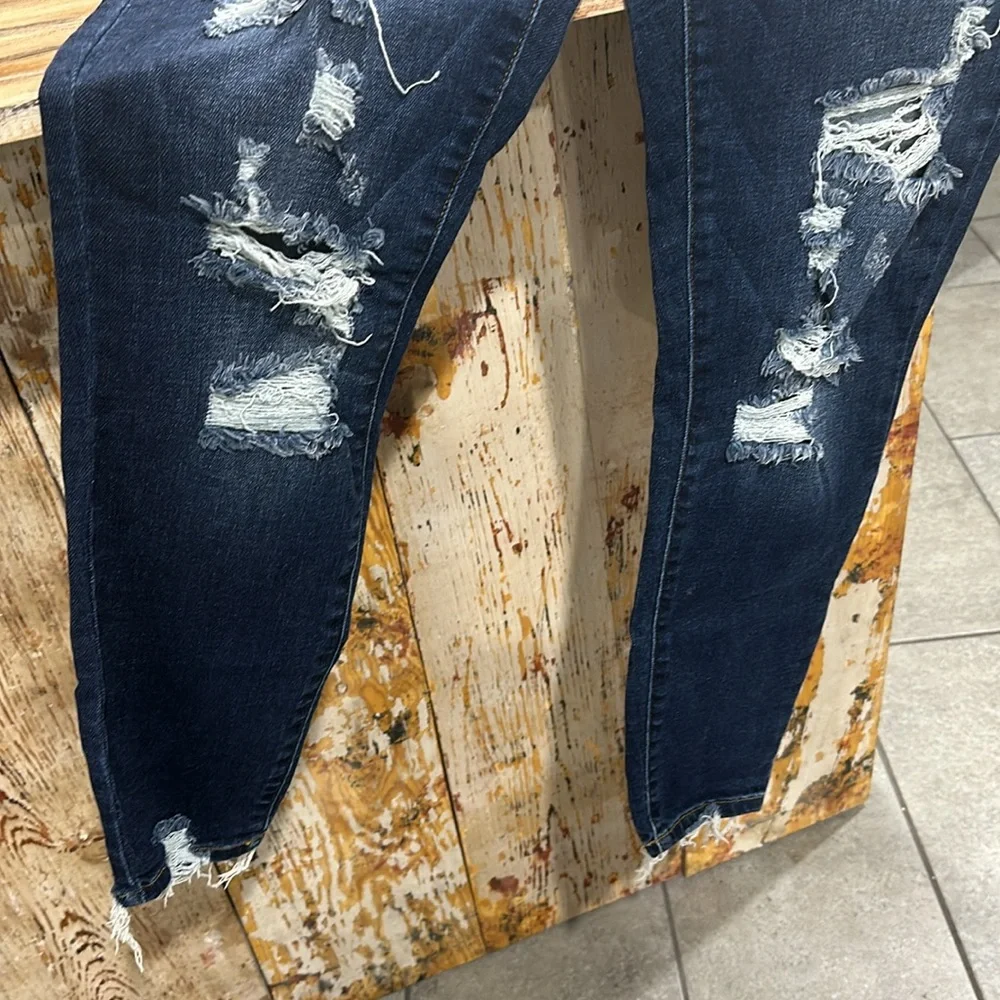 JUDY BLUE DISTRESSED JEANS - Picture 4 of 6